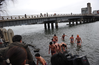 水泳部が伝統の寒中水泳を行いました 国立大学法人 島根大学