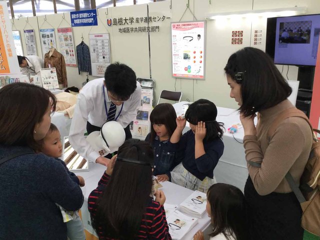 医学生によるLEDライトの展示