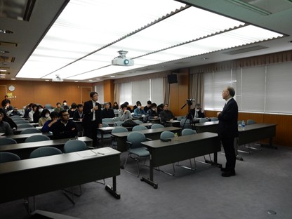 写真２　講演会で質問に答える尾崎教授
