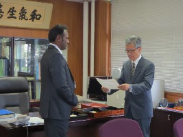 井藤学部長による修了証書授与.jpg