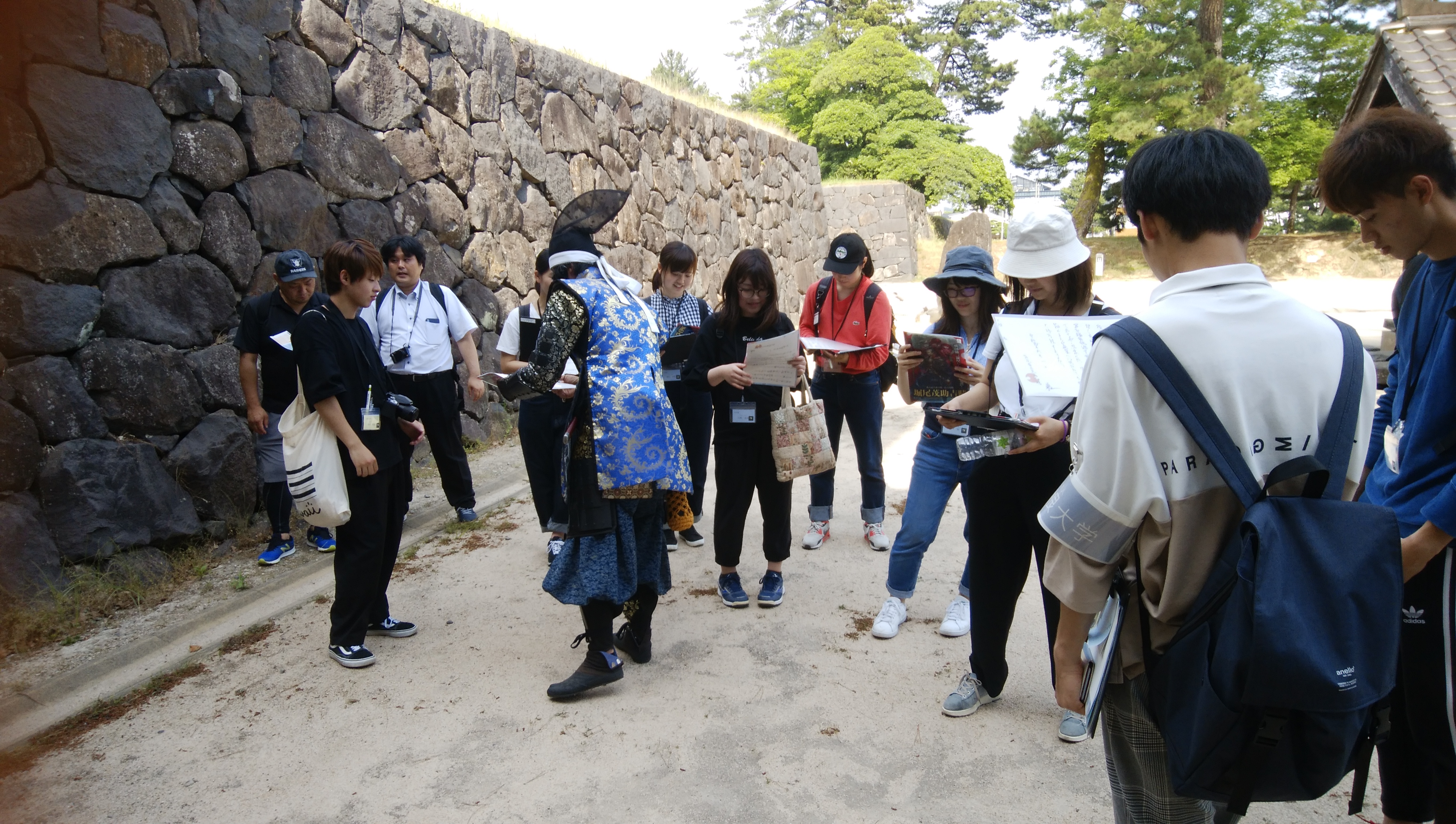 松江城で説明を受ける学生