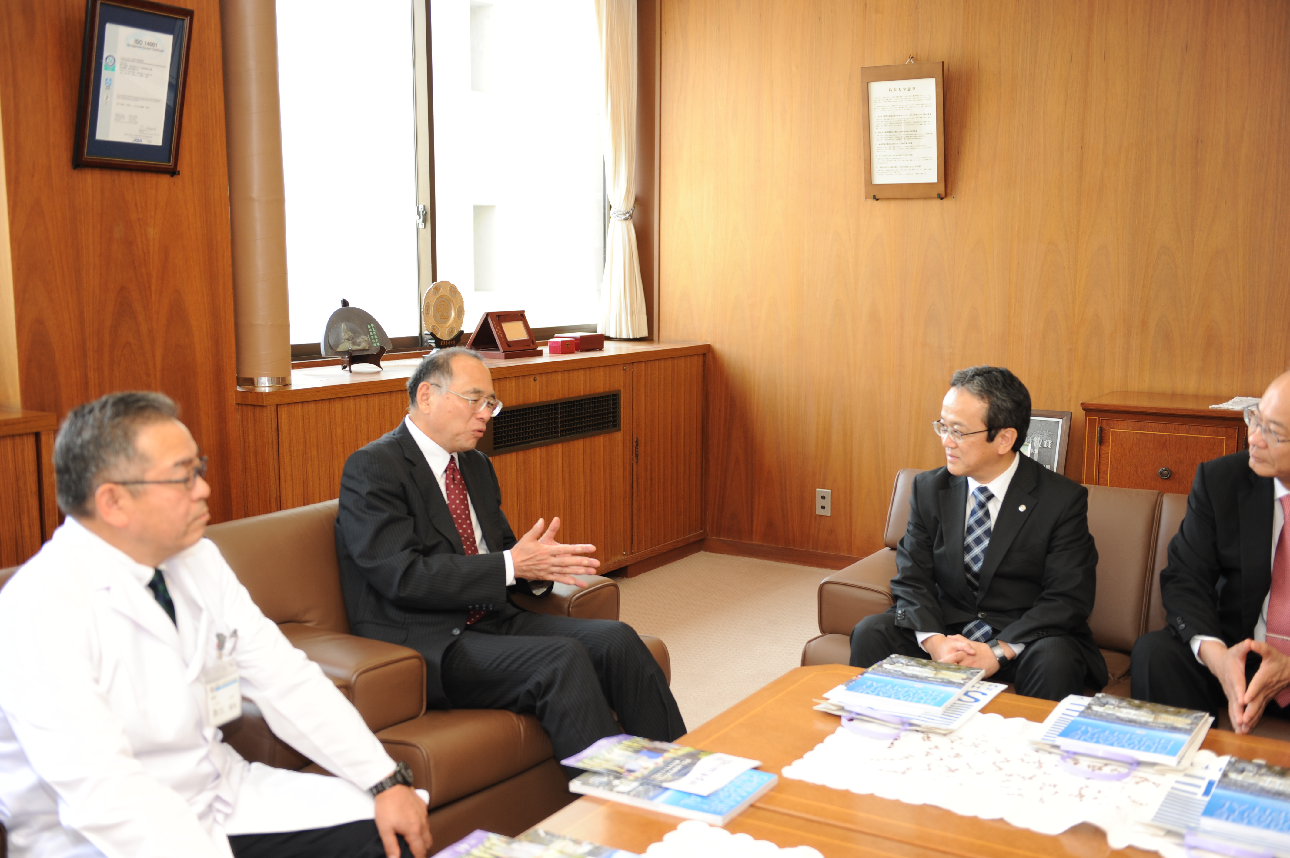 服部泰直学長，井川幹夫病院長らとの意見交換.JPG