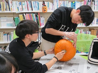 かぼちゃをくり抜く様子２