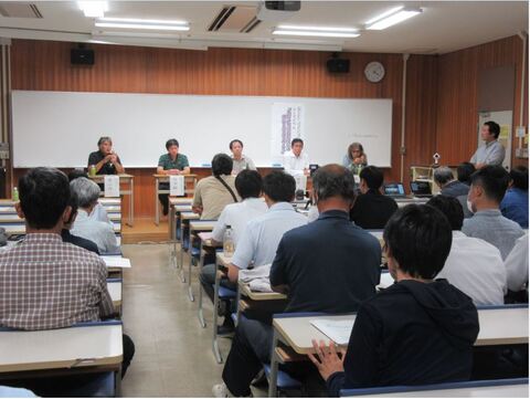 シンポジウム「果樹の施設栽培技術の構築と普及を考える」の様子