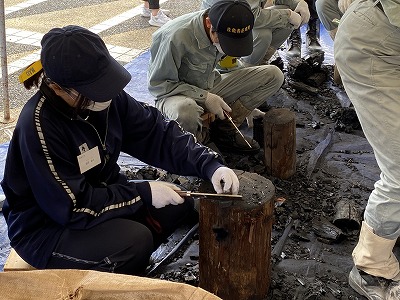 木炭の小割り