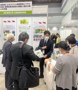 学生による来訪者への展示説明