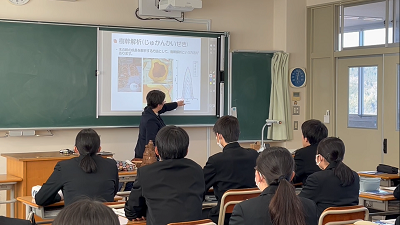 20231208-1 高橋准教授による樹幹解析の説明に聞き入る生徒たち