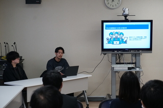 開発システムを説明する学生