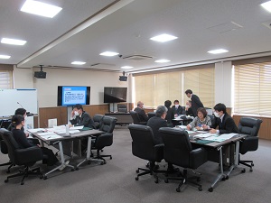 班の対応を議論する参加者