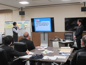 班の対応を発表する様子