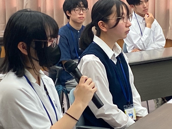 使用する画像3 高校生の様子