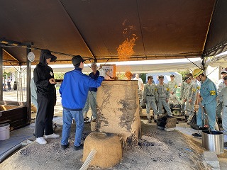 「古代たたら復元操業」の様子