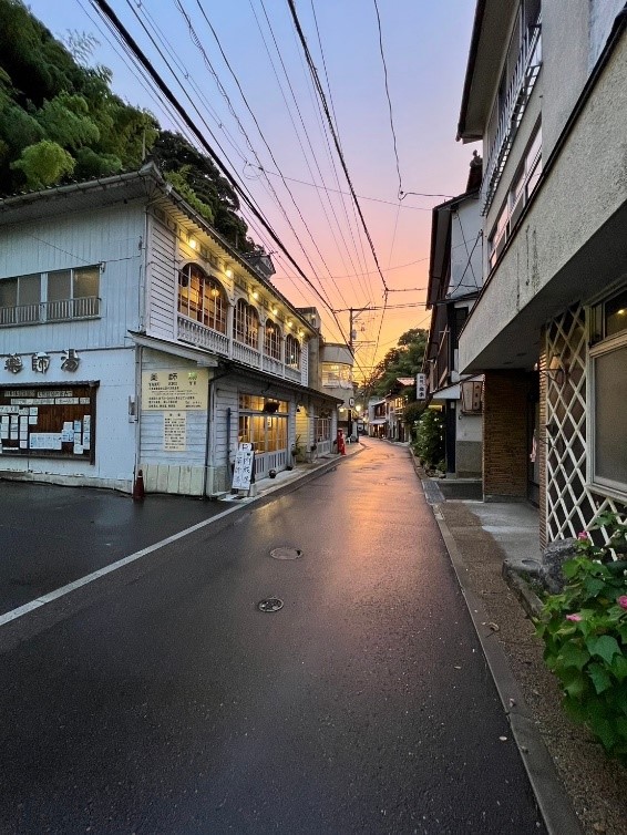 温泉津では雨上がりのきれいな夕焼けを見ることができ、観光百科事典の素材として使える素敵な写真も撮影できました