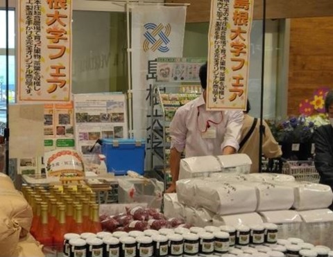 パネル展示と農場生産物の特設コーナー