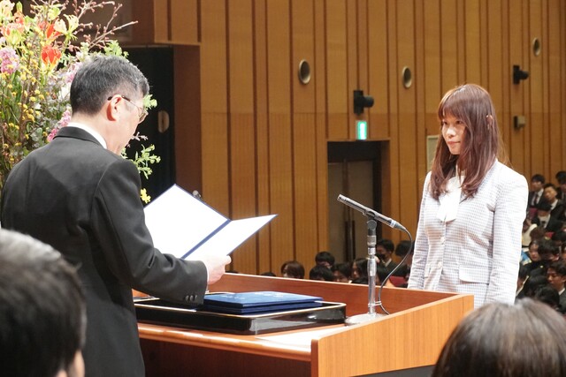 学位記を授与される代表の修了生の様子