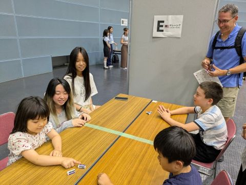 マレーシアの遊び「消しゴム飛ばし」