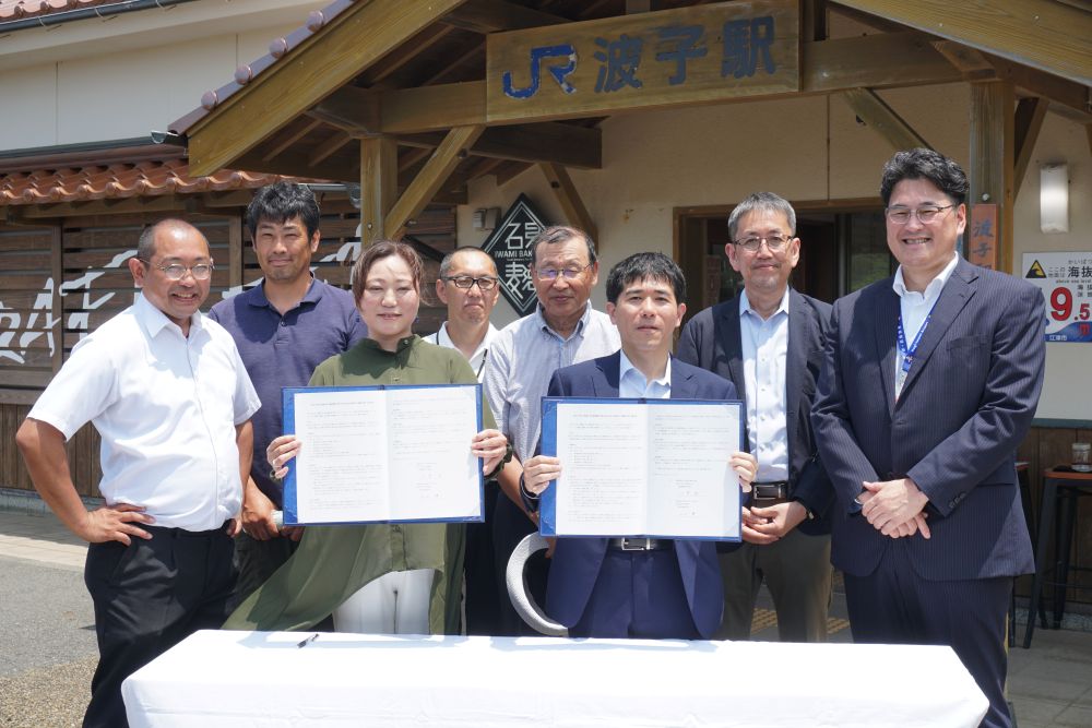 調印式で挨拶する上野学部長（右）と山口代表取締役社長（左）