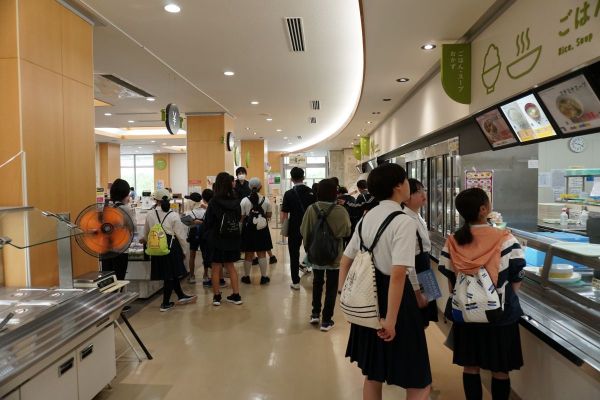 食堂ではメニューの多さにびっくり