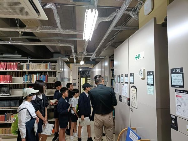 蔵書の多さに驚きの声が上がった図書館見学 蔵書の多さに驚きの声が上がった図書館見学