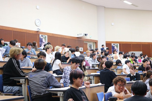 授業では学生同士が積極的に話し合う時間もあった 授業では学生同士が積極的に話し合う時間もあった