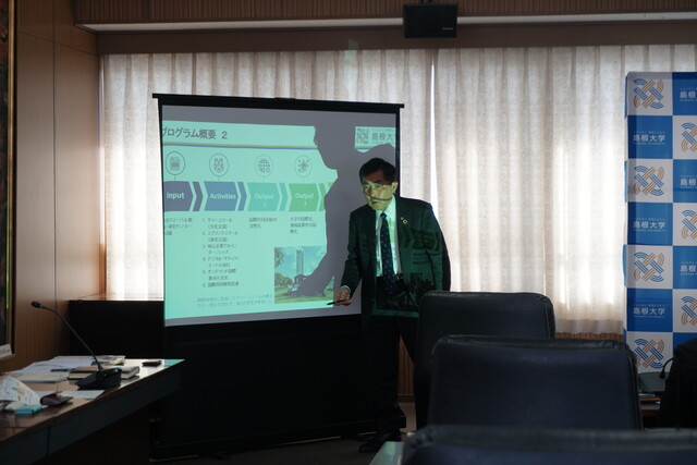 スクリーンを指しながら説明をする大谷学長