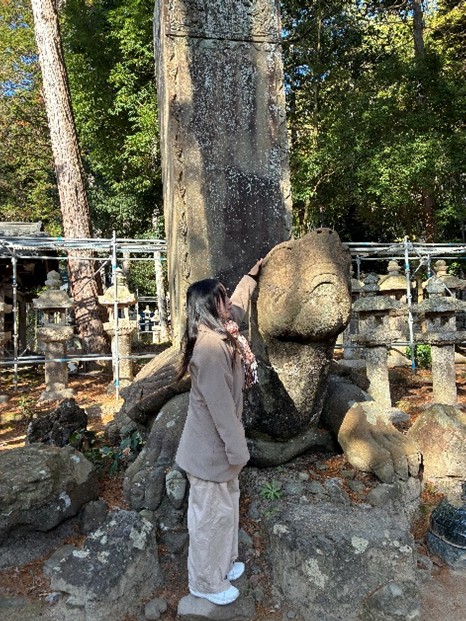 長寿祈願のため、大亀をなでる参加者