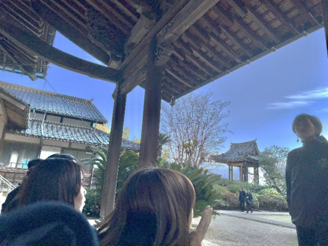 清光院にて実際のゴーストツアーのように階段に腰かけて語りを聞く参加者