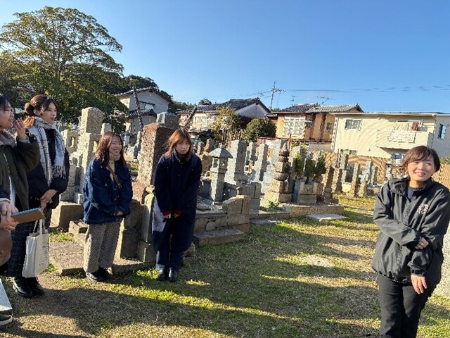 大雄寺にて語りを聞く参加者