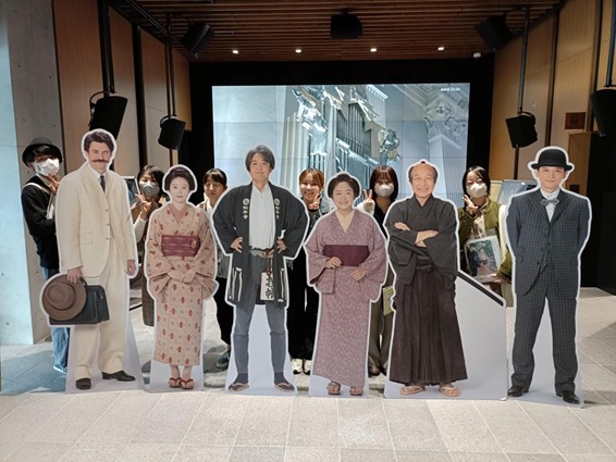 「ばけばけ」出演者全身パネル