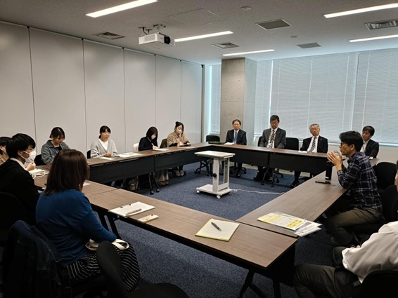 近田アナウンサーへの質問の様子