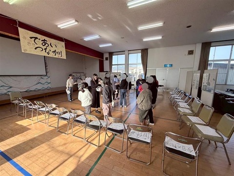 巨大すごろくで遊ぶ様子