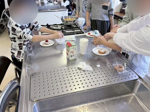ドーナツのデコレーションをする様子