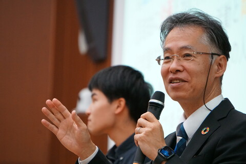SDGs概論の受講生たちに話をする松本一郎教授