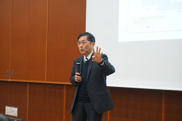 SDGs概論の受講生たちに話をする大谷学長