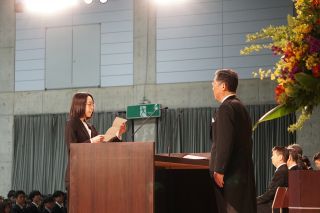 4.宣誓：入学生代表　人間科学部　石橋愛梨さん 