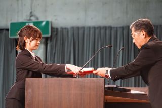 5.表彰：自然科学研究科　津田千聡さん