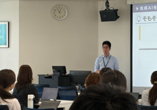 吉崎先生が話される様子