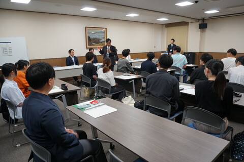大谷学長より本のプレゼント