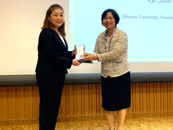 佐藤先生受賞の様子 佐藤先生受賞の様子
